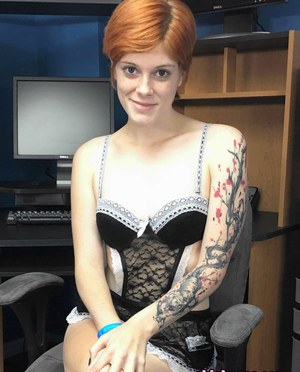Рыжая татуированная секретарша делает минет на работе